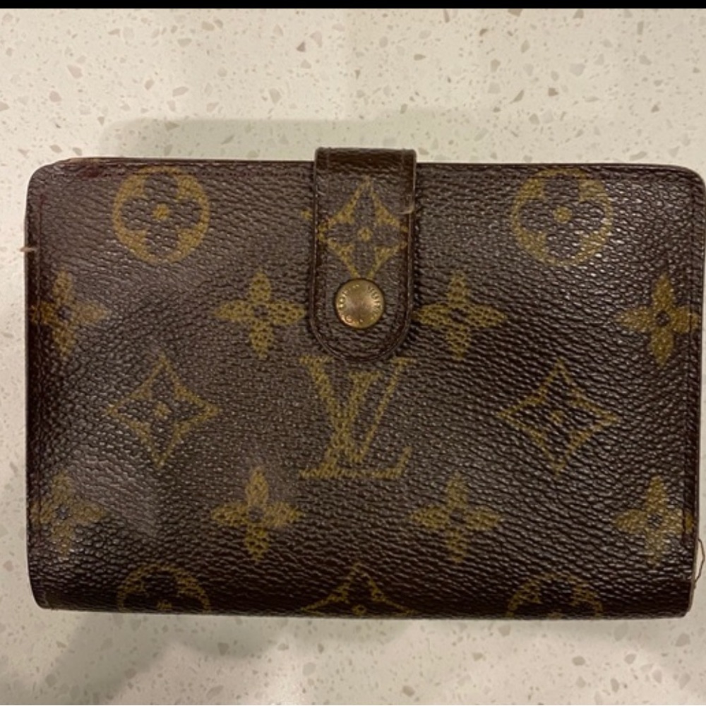 Authentic Louis Vuitton Wallet with coin purse Great quality Classic !